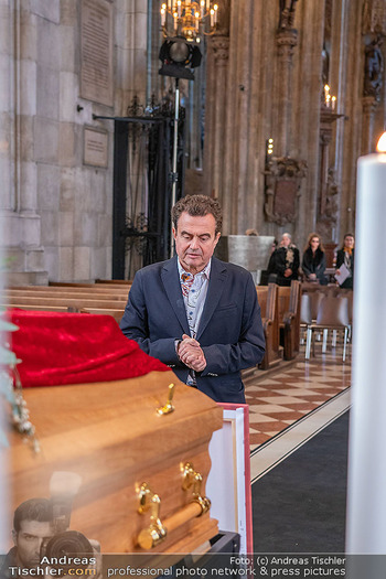 Otto Schenk Trauerfeier - Stephansdom, Wien - Mi 29.01.2025 - Sohn Konstantin SCHENK am Sarg seines Vaters Otto SCHENK16