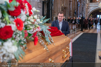 Otto Schenk Trauerfeier - Stephansdom, Wien - Mi 29.01.2025 - Sohn Konstantin SCHENK am Sarg seines Vaters Otto SCHENK18