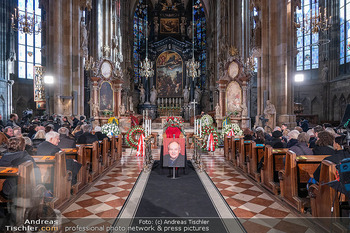 Otto Schenk Trauerfeier - Stephansdom, Wien - Mi 29.01.2025 - Aufbahrung, Sarg, Gäste, Übersichtsfoto, Altar57