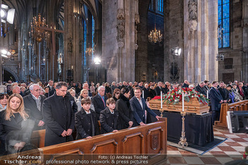 Otto Schenk Trauerfeier - Stephansdom, Wien - Mi 29.01.2025 - Trauergäste, Familie, Übersichtsfoto102