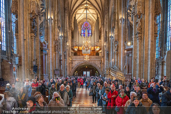 Otto Schenk Trauerfeier - Stephansdom, Wien - Mi 29.01.2025 - viel Zaungäste und Publikum im Stephansdom136