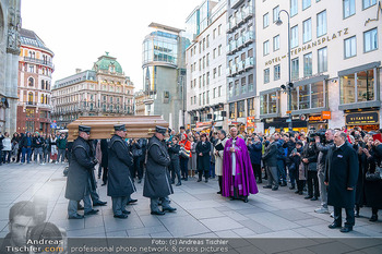 Otto Schenk Trauerfeier - Stephansdom, Wien - Mi 29.01.2025 - Auszug des Sarges, Familie, Trauerzug, Stephansplatz, Publikum, 142