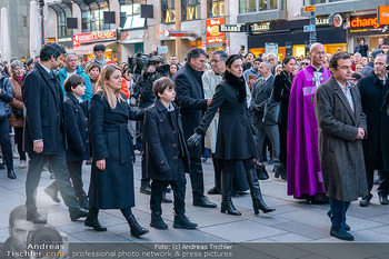 Otto Schenk Trauerfeier - Stephansdom, Wien - Mi 29.01.2025 - Auszug des Sarges, Familie, Trauerzug, Stephansplatz, Konstantin144