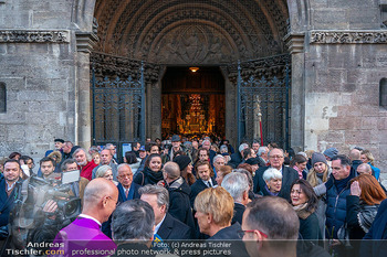 Otto Schenk Trauerfeier - Stephansdom, Wien - Mi 29.01.2025 - Trauergäste beim Haupttor Stephansdom149