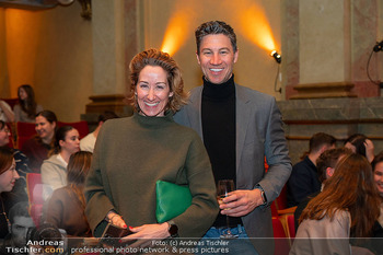 Premiere Dr. Bohl ´Solo´ - Stadtsaal, Wien - Di 11.02.2025 - Kati BELLOWITSCH mit Freund Daniel34