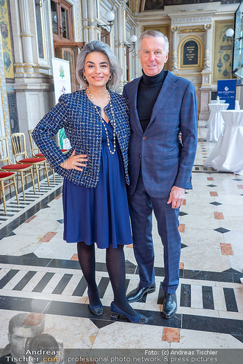 GW Cosmetics Launch-Event - Wiener Staatsoper - Di 18.02.2025 - Amra und Rainer DEISENHAMMER (schwanger)52