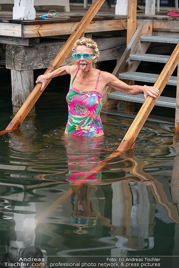 Werzers Saisonopening - Hotel Werzer´s, Pörtschach - Fr 28.03.2025 - Maria LAHR geht in den See baden91