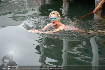 Werzers Saisonopening - Hotel Werzer´s, Pörtschach - Fr 28.03.2025 - Maria LAHR geht in den See baden96