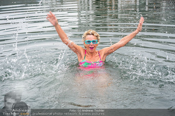 Werzers Saisonopening - Hotel Werzer´s, Pörtschach - Fr 28.03.2025 - Maria LAHR geht in den See baden98