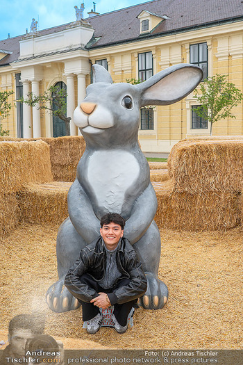 Fototermin JJ - Sperrfrist Freitag - Di 15.04.2025 - JJ (Johannes PIETSCH) mit Osterhase2