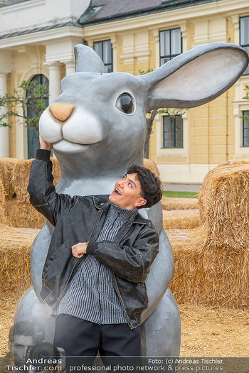 Fototermin JJ - Sperrfrist Freitag - Di 15.04.2025 - JJ (Johannes PIETSCH) mit Osterhase5