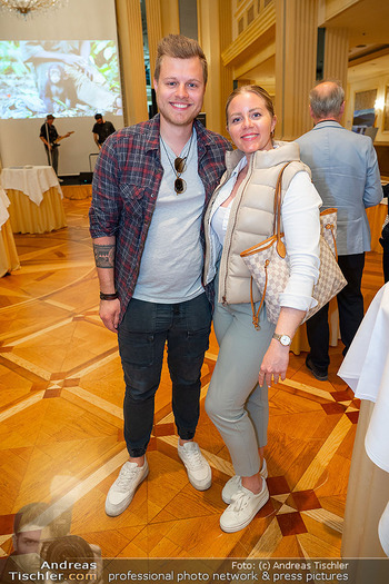 Ausstellungseröffnung ´Jane´ - Grand Hotel Wien - Di 22.04.2025 - Erik BAUMANN mit Freundin Sophie WEINGARTSHOFER13