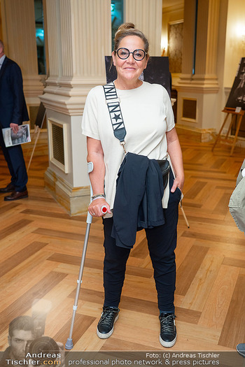 Ausstellungseröffnung ´Jane´ - Grand Hotel Wien - Di 22.04.2025 - Monica WEINZETTL auf Krücken22