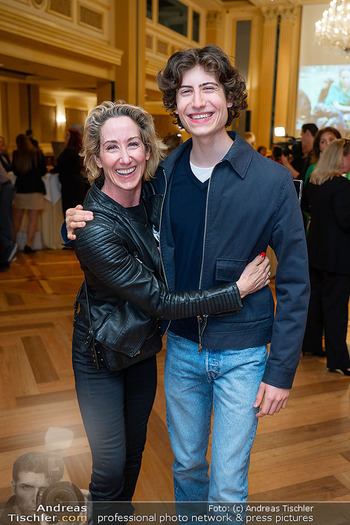 Ausstellungseröffnung ´Jane´ - Grand Hotel Wien - Di 22.04.2025 - Kati BELLOWITSCH mit Sohn Vincent26