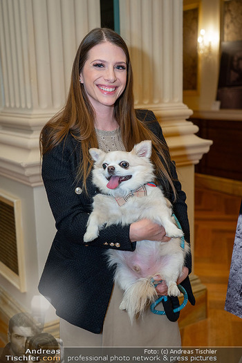 Ausstellungseröffnung ´Jane´ - Grand Hotel Wien - Di 22.04.2025 - Tanja PFAFFENEDER mit Hund El Chapo (Chappi)32