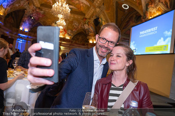 Theaterfest NÖ Präsentation - Palais Niederösterreich, Wien - Mo 05.05.2025 - Caroline VASICEK mit Freund Florian SCHÄFER machen Selfie142