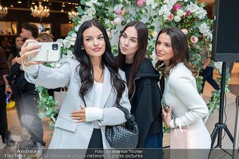 Influencer Meet & Greet - Shopping City Seiersberg, Graz - Fr 09.05.2025 - Sarah.Theiler, Anama.Lv machen Selfies mit Fans1