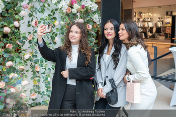 Influencer Meet & Greet - Shopping City Seiersberg, Graz - Fr 09.05.2025 - Sarah.Theiler, Anama.Lv machen Selfies mit Fans117
