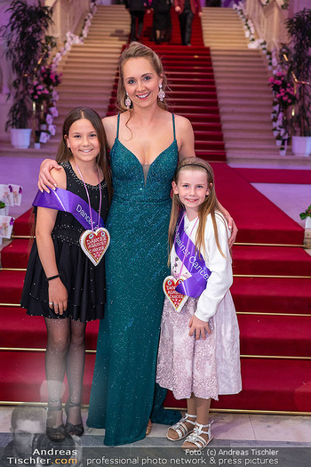 Dancer against Cancer Ball 2025 - Hofburg, Wien - Sa 10.05.2025 - Amber MARSHALL mit Kindern eines Gastes50