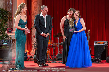 Dancer against Cancer Ball 2025 - Hofburg, Wien - Sa 10.05.2025 - Die Gewinnerinen des Life Aid Awards freuen sich sichtlich172