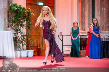 Dancer against Cancer Ball 2025 - Hofburg, Wien - Sa 10.05.2025 - Yvonne RUEFF im Laufschritt auf der Bühne218