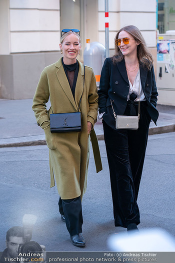 Eröffnung - Shiki Boutique, Wien - Di 13.05.2025 - Valerie HUBER mit Freundin Ava26