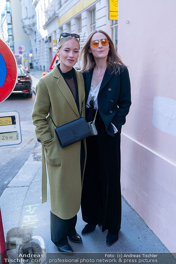 Eröffnung - Shiki Boutique, Wien - Di 13.05.2025 - Valerie HUBER mit Freundin Ava29