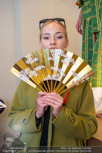 Eröffnung - Shiki Boutique, Wien - Di 13.05.2025 - Valerie HUBER (Portrait mit japanischem Fächer)36