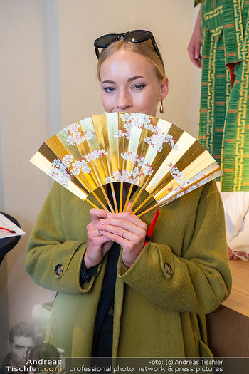 Eröffnung - Shiki Boutique, Wien - Di 13.05.2025 - Valerie HUBER (Portrait mit japanischem Fächer)37