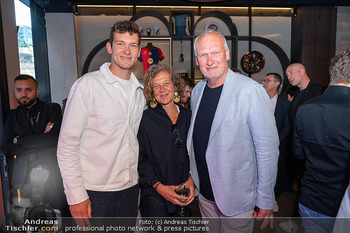 Cupra Opening - Cupra City Garage, Wien - Do 15.05.2025 - Familie Bernd und Irmgard QUERFELD mit Sohn Ferdinand26