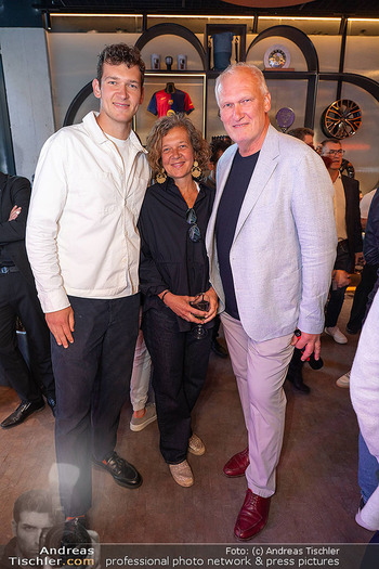 Cupra Opening - Cupra City Garage, Wien - Do 15.05.2025 - Familie Bernd und Irmgard QUERFELD mit Sohn Ferdinand27