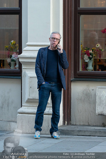 Cupra Opening - Cupra City Garage, Wien - Do 15.05.2025 - Peter STÖGER (telefoniert wegen Gerüchten neuer Rapid Wien Tra34