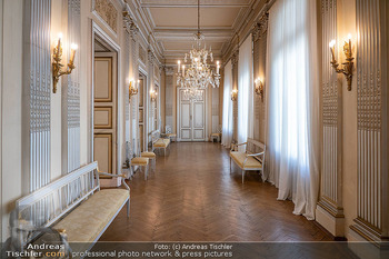 Giorgio Armani Empfang - Italienische Botschaft, Wien - Di 20.05.2025 - leerer Raum, Parkettboden, Luster, historisch13