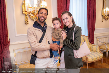 Giorgio Armani Empfang - Italienische Botschaft, Wien - Di 20.05.2025 - Familie Cesar SAMPSON, Frederica KURTULIKOVA, Sohn Dion99