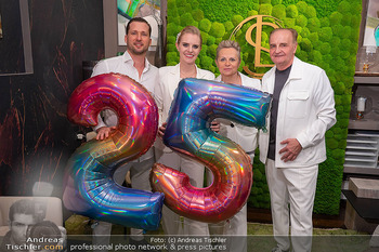 25-Jahresfeier - Leo Schulmeister Store - Do 22.05.2025 - Familie Leo und Margit SCHULMEISTER, Tochter Nina und Ehemann2