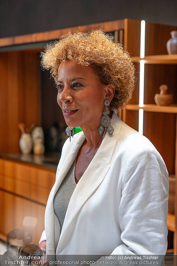 25-Jahresfeier - Leo Schulmeister Store - Do 22.05.2025 - Arabella KIESBAUER (Portrait)35