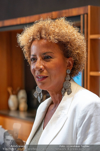 25-Jahresfeier - Leo Schulmeister Store - Do 22.05.2025 - Arabella KIESBAUER (Portrait)36