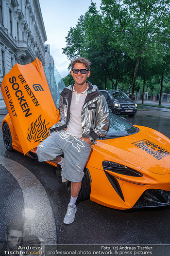 25-Jahresfeier - Leo Schulmeister Store - Do 22.05.2025 - MAXAMILLION (Max WEIßENBÖCK) mit McLaren Auto49