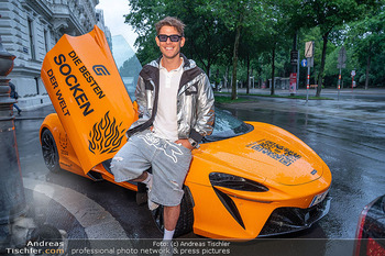 25-Jahresfeier - Leo Schulmeister Store - Do 22.05.2025 - MAXAMILLION (Max WEIßENBÖCK) mit McLaren Auto51