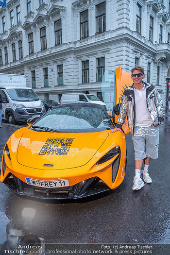 25-Jahresfeier - Leo Schulmeister Store - Do 22.05.2025 - MAXAMILLION (Max WEIßENBÖCK) mit McLaren Auto52