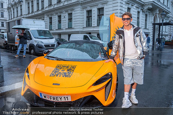 25-Jahresfeier - Leo Schulmeister Store - Do 22.05.2025 - MAXAMILLION (Max WEIßENBÖCK) mit McLaren Auto53