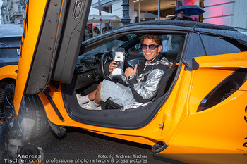 25-Jahresfeier - Leo Schulmeister Store - Do 22.05.2025 - MAXAMILLION (Max WEIßENBÖCK) mit McLaren Auto54