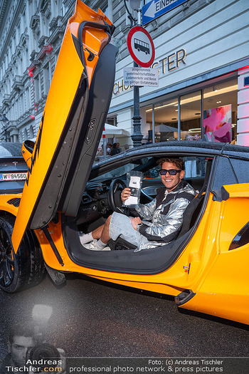 25-Jahresfeier - Leo Schulmeister Store - Do 22.05.2025 - MAXAMILLION (Max WEIßENBÖCK) mit McLaren Auto55