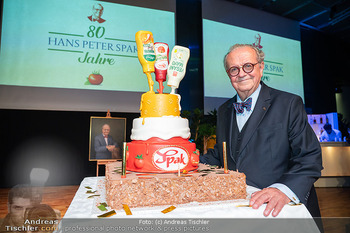 Hans Peter Spak 80er - Platinium Vienna - Fr 23.05.2025 - Hans Peter SPAK mit Torte1