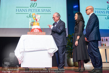 Hans Peter Spak 80er - Platinium Vienna - Fr 23.05.2025 - Hans Peter SPAK mit Torte, Tochter und Sohn308