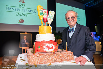 Hans Peter Spak 80er - Platinium Vienna - Fr 23.05.2025 - Hans Peter SPAK mit Torte319