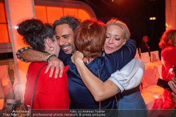 Dancing Stars Finale - ORF Zentrum, Wien - Fr 23.05.2025 - Danilo CAMPISIS, Simone LUGNER umarmen Familie37