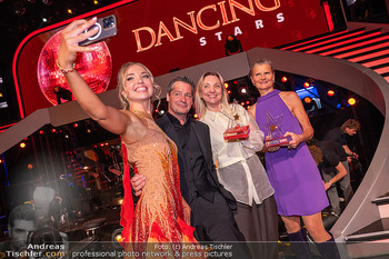 Dancing Stars Finale - ORF Zentrum, Wien - Fr 23.05.2025 - Selfie Sieger Aaron KARL, Eltern Fritz und Christine, Kateryna K55