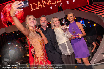 Dancing Stars Finale - ORF Zentrum, Wien - Fr 23.05.2025 - Selfie Sieger Aaron KARL, Eltern Fritz und Christine, Kateryna K56