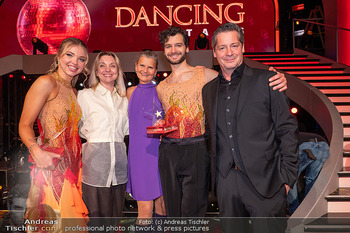 Dancing Stars Finale - ORF Zentrum, Wien - Fr 23.05.2025 - Aaron KARL mit Eltern Christine und Fritz, Kataryna MIZERA58